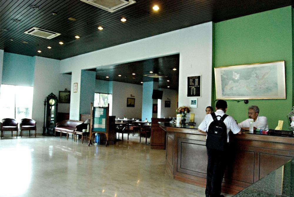 Super Oyo Townhouse 1 Hotel Salemba Jakarta Eksteriør billede